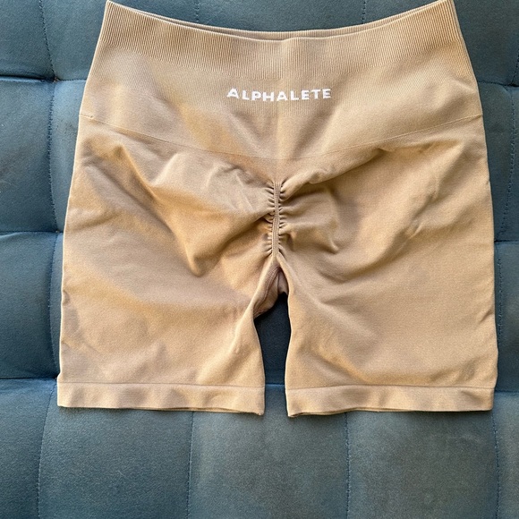 NWT ALPHALETE AMPLIFY 4.5” SHORTS - CHAI (M) - Picture 4 of 5